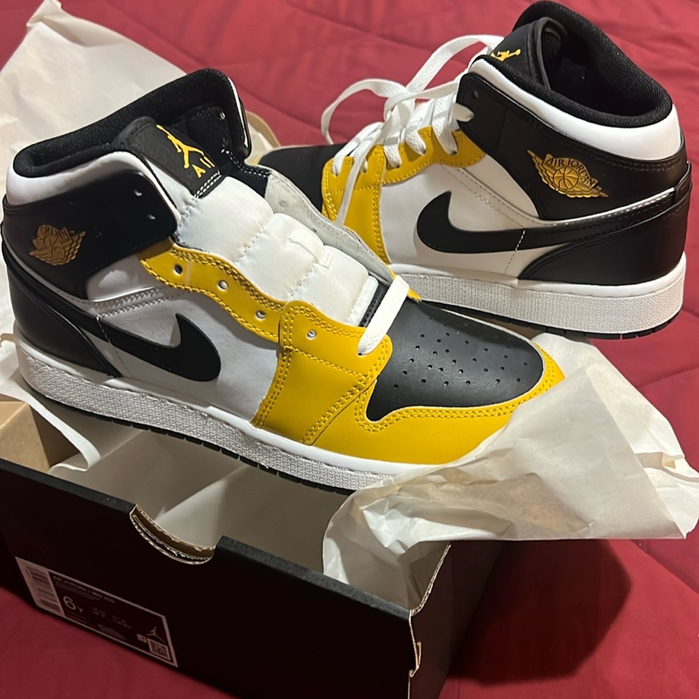 New Jordans!!💛🖤